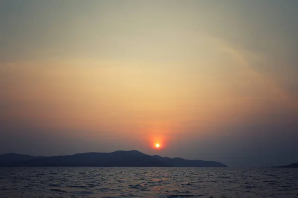 Puesta Sol Desde Isla Mar Paisaje Mar Montañas Por Noche — Foto de Stock