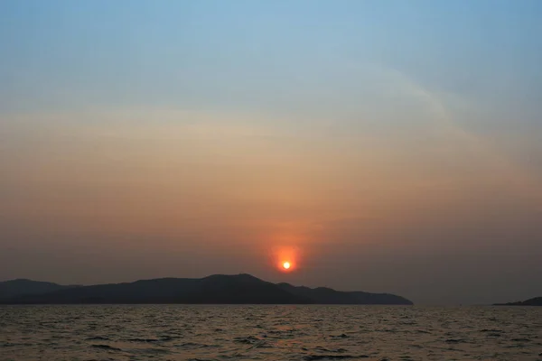 Puesta Sol Desde Isla Mar Paisaje Mar Montañas Por Noche —  Fotos de Stock