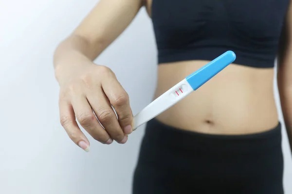 Ferramenta Teste Gravidez Mão Mulher Resultados Dos Testes Demonstrando Gravidez — Fotografia de Stock