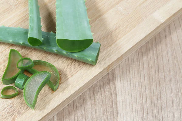 Rebanada Aloe Vera Fresco Mesa Madera Tienen Espacio Para Copiar — Foto de Stock