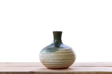 Ahşap zemindeki Japon sürahisi beyaz arka planda izole edilmiş ve kırpma yolları var..