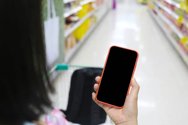 Mão Está Segurando Smartphone Tem Uma Tela Preta Branco Shopping — Fotografia de Stock