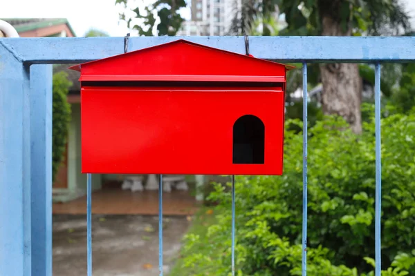 Roter Briefkasten Hängt Hauszaun Konzept Des Empfangs Von Nachrichten — Stockfoto