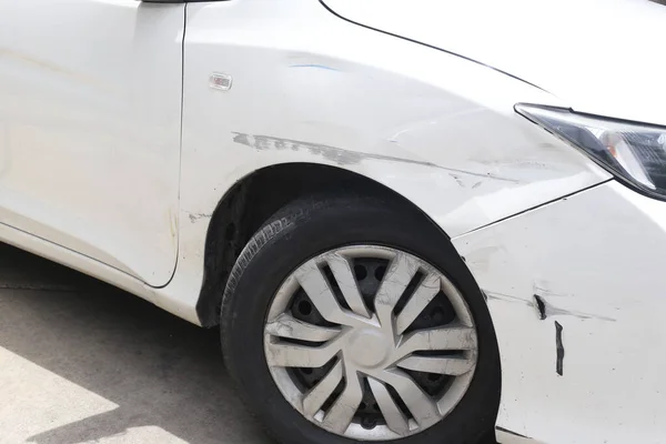 Auto Bianca Con Tracce Incidente Crepe Ammaccature Causate Dall Impatto — Foto Stock