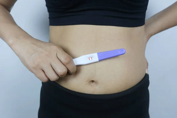 Alat Tes Kehamilan Tangan Wanita Hasil Tes Menunjukkan Kehamilan Seorang — Stok Foto