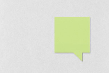 Beyaz kağıt arkaplan üzerine renkli kare kağıt ve sizin için kopyalama alanı var.