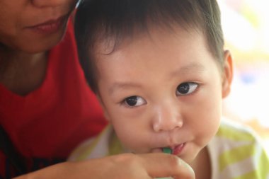 Asyalı çocuk tüpten su emiyor, çocuğun şirinliği..
