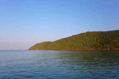 Denizdeki ada ve parlak gökyüzü, Chonburi 'deki deniz, popüler turizm merkezi..