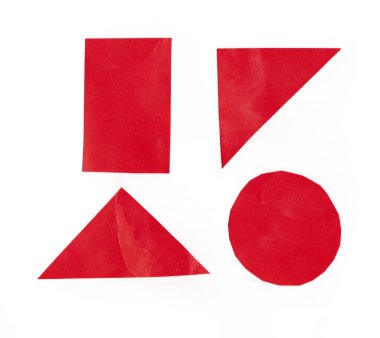 İşinizde tasarım için beyaz arkaplanda izole edilmiş kırmızı sanat kağıdının geometrik şekli.