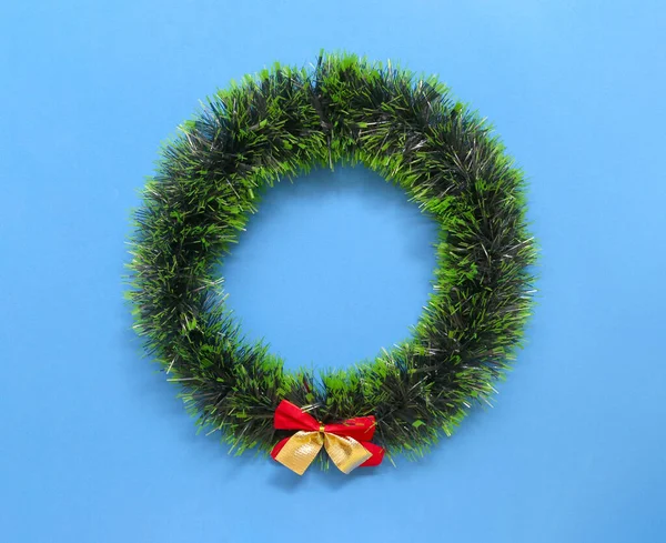 Mavi Arka Planda Noel Sezonunu Süsleyen Yapay Çim Çemberi — Stok fotoğraf