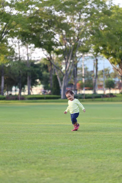 Asiático Chico Está Aprendiendo Caminar Jardín Ternura Del Niño —  Fotos de Stock