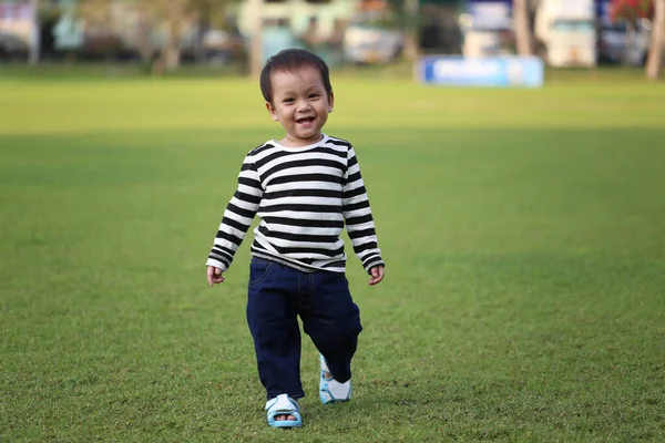 Asiático Chico Está Aprendiendo Caminar Jardín Ternura Del Niño —  Fotos de Stock