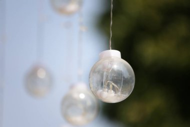 Şeffaf kürelerden oluşan bir koleksiyon. Güneş ışığını yansıtıyor ve açık hava atmosferini arttırıyor. Bayram kutlamaları ya da bahçelerde veya etkinliklerde dekoratif kullanım için ideal..