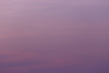 Akşam gökyüzünde çarpıcı bir mor renk grafiği sakin ve sakin bir atmosfer yaratıyor. Arka plan, sanat projeleri ve sakinleştirici temalar için ideal..