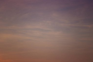 Alacakaranlıkta sakin bir gökyüzü yumuşak pastel renklerin karışımı ile, doğadan esinlenerek mükemmel bir atmosfer yaratan pürüzsüz bir gradyanı sergiliyor.