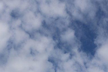 Yumuşak, yumuşak bulutlarla dolu güzel bir gökyüzü huzurlu ve huzurlu bir atmosfer yaratıyor. Arka plan, doğa sahneleri ve sakin dış mekan ayarları için ideal..