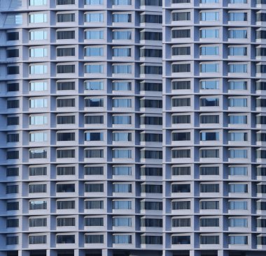 Pencereleri ve camları olan büyük bir bina, yüksek binaların mimarisi çalışmalarınızı tasarlamak için kullanılabilecek bir zemin olarak ortaya çıkıyor..