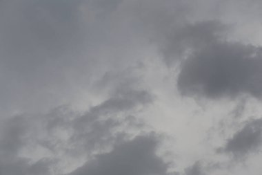 Gökyüzü bulutlu, fırtına yaklaşıyor, yağmur yağmak üzere, bu doğal bir fenomen..