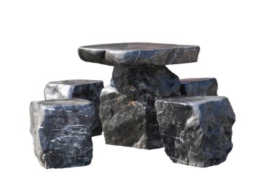 Beyaz arka planda izole edilmiş ve hem kapalı hem de açık alan kullanımı için ideal kırpma yolları olan eşleşen siyah taş bir masa.