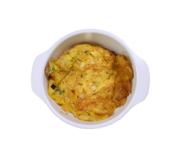 Beyaz arka planda izole edilmiş beyaz bir bardakta çırpılmış yumurtalar ve kırpma yolları var..