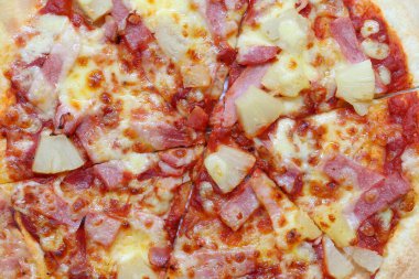 Lezzetli bir dilim pizzanın tadını çıkarın. Lezzetli jambon, tatlı ananas, mükemmel eritilmiş peynir ve her yemek için ideal altın kabuk..