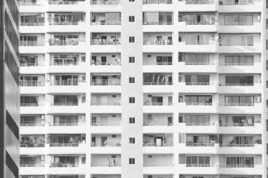 Yüksek bina arka planı, iş arkaplanı konseptinde tasarım için pencereleri ve kapısı olan bina tarafı.