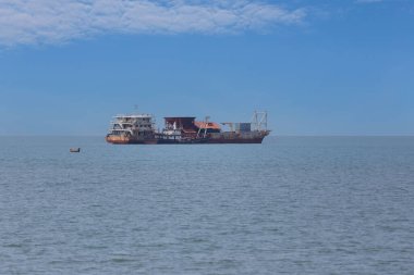 Pattaya City 'deki Jomtien sahiline demirlemiş kum emme botu ve botlar kumsalı genişletmek için kumsalı dolduracak..