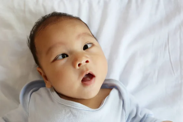Asiatique Bebe Dans Une Surprise Sur Le Visage Sentiment Concept De Croissance Saine Enfant Apprentissage Stock Photo Asiatique Bebe Dans Une Surprise Sur Le Visage Sentiment Concept De Croissance Saine Enfant Apprentissage Stock Photo