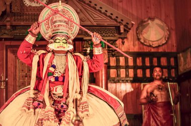 Fort Kochi, Kerala, Hindistan, 2019. Yalnız Kathakali sanatçı yay ve ok ile işaret. Bu Kerala Devlet erkekler tarafından gerçekleştirilen popüler bir Hint Klasik dans formu 's