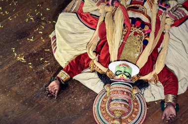 Fort Kochi, Kerala, Hindistan, 2019. Pacha Kathakali sanatçı ölü hareket ve sahnede yatıyor. Onun bir Hint Klasik dans formu hangi Kerala Devlet erkekler tarafından gerçekleştirilen popüler.
