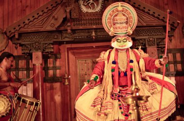 Kathakali sanatçı crown & bow ve davulcular ile dans fort Kochi arka planda, Kerala, Hindistan, 2019. Onun Kerala eyaletinde popüler bir Hint klasik dans formu erkekler tarafından gerçekleştirilen