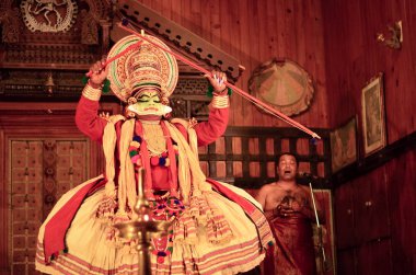 Fort Kochi, Kerala, Hindistan, 2019. Yalnız Kathakali sanatçı yay ve ok ile işaret. Bu Kerala Devlet erkekler tarafından gerçekleştirilen popüler bir Hint Klasik dans formu 's