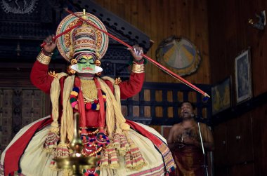 Fort Kochi, Kerala, Hindistan, 2019. Yalnız Kathakali sanatçı yay ve ok ile işaret. Bu Kerala Devlet erkekler tarafından gerçekleştirilen popüler bir Hint Klasik dans formu 's