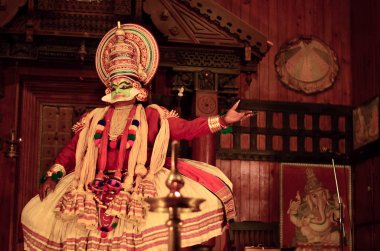 Fort Kochi, Kerala, Hindistan, 2020. Kathakali sanatçısı elleri açık dans ediyor. Kerala eyaletinde erkekler tarafından sahnelenen bir Hint klasiği.