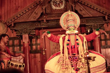 Fort Kochi, Kerala, Hindistan, 2020. Yalnız Kathakali sanatçısı ok ve yayla işaret ediyor. Kerala eyaletinde erkekler tarafından sahnelenen bir Hint klasiği.