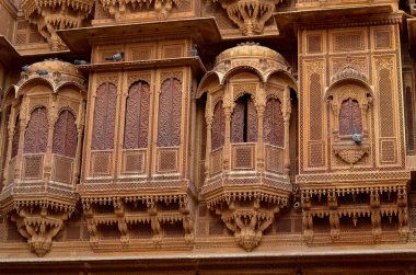 Geleneksel Rajasthani haveli Patwon ki haveli Jaisalmer, Rajasthan, Hindistan içinde kapalı bir pencere ile. 1800'lerin başlarında saraylar, şimdi bir Müzesi karmaşık oymalar, mobilya ve sanat featuring dizi.