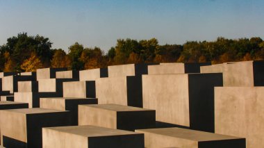 Yan açı görünüm öldürülen Yahudilerin Avrupa veya Holocaust Memorial bakan Memorial düşen ağaçlar Berlin, Hindistan