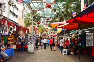 Kuala Lumpur, Malezya, 2019 yaklaşık. Jalan Petaling Street üzerinde merkezli Çin mahallesindeki insanlar. Moda mağazaları ve büyük bir kapalı pazar üretmek, giysi ve aksesuarları ile tanınır