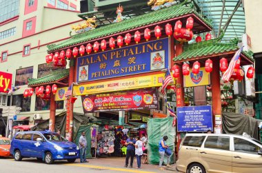  Kuala Lumpur, Malezya, 2019 yaklaşık. Jalan Petaling Sokağı'nda bulunan Çin Mahallesi girişine. Bir meşgul ve renkli Pazar gıda, moda ve aksesuar