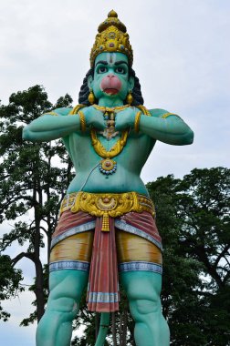 Büyük yeşil renkli Hindu Tanrı Hanuman heykelinin Batu Ramayana Tapınağı Kuala Lumpur, Malezya dışında karmaşık mağaralar