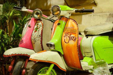 Fantezi renkli Vespa scooter sergilenen Hauz has Köyü, Delhi, India