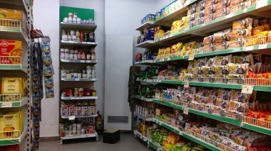 Popüler Fmcg markalar modern bakkal outlet alışveriş merkezi, Delhi, Hindistan Aralık 2018 koridorda üzerinde görüntülenir. Burada görüntülenen ürünlerdir ve Özet olarak görsel mağazacılık, Raf yerleşimi ve kullanılabilirlik