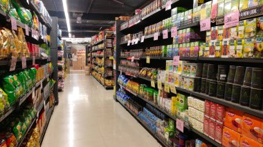 Popüler Fmcg markalar modern bakkal outlet alışveriş merkezi, Delhi, Hindistan Aralık 2018 koridorda üzerinde görüntülenir. Burada görüntülenen ürünlerdir ve Özet olarak görsel mağazacılık, Raf yerleşimi ve kullanılabilirlik