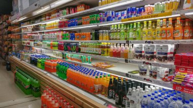 Soğuk içecekler, meyve suları, su, soda vb popüler Fmcg markalardan modern bakkal outlet alışveriş merkezi, Delhi, Hindistan Aralık 2018 buzdolabında bir koridorda görüntülenen