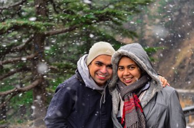 Genç Hintli çift Kufri, Shimla, Himachal Pradesh kış tatilleri sırasında onların ilk kar yağışı zevk. Bu popüler kış kaçış insanlar kar yağışı, Kayak ve kış sporları zevk için geliyor