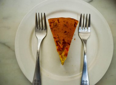 Günahkar bir İngilizce ceviz çay pasta tatlı üstten görünüm Delhi, Hindistan bir fırında iki çatal ile beyaz bir plaka üzerinde