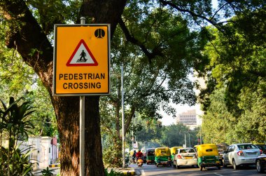  Delhi, Hindistan, 2019. Sokaktaki insanlara talimat verebildikleri için sokak tabelaları gereklidir. Bu arka planda trafiğe karşı Orta Delhi'de bir yaya sokak işareti düşük açı atış. 