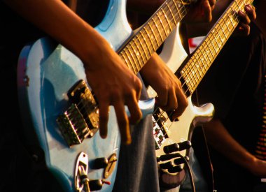 Bu iki genç gitarist bir live show bir bant üzerinden bir düşük açılı fotoğraf olduğunu. Savaş gruplarından, elinde elektrik gitar dizelerinde bitti