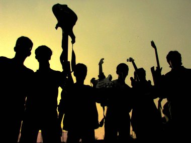 Genç performanslarını sonra kutlama bir gruptan bir grup silüeti