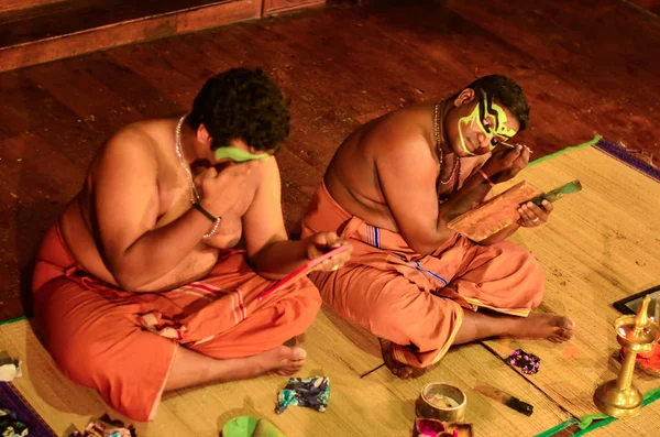 Fort Kochi Kerala Índia 2019 Artistas Kathakali Aplicando Auto Maquiagem — Fotografia de Stock